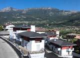 VOLANO Residenza alle Spiazze In zona residenziale, soleggiata e con vista panoramica, adiacente al centro storico, proponiamo due splendidi edifici,