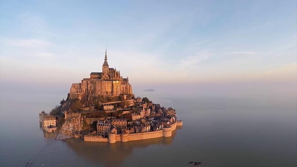 trasferimento a Saint-Malo e visita del centro storico pernottamento a Saint-Malo o nell area circostante in hotel 4* 30 aprile: trasferimento all isola di Mont-Saint-Michel e visita