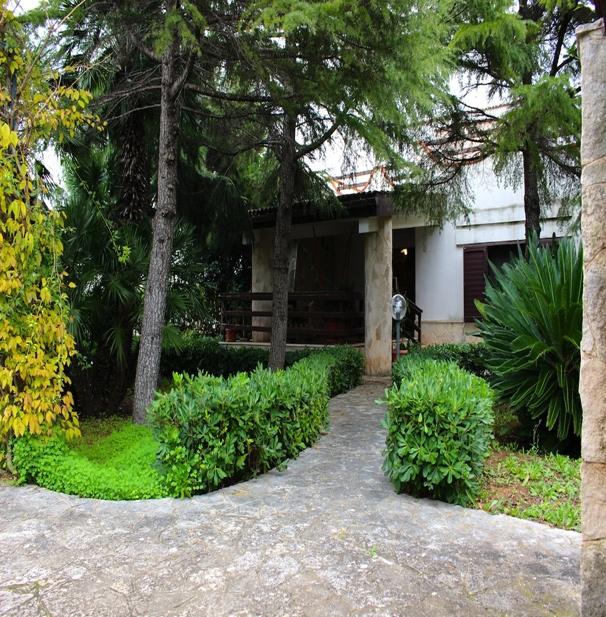 cucinotto, una camera e il bagno. Il piano superiore è composto da 4 camere, 2 bagni e tre terrazze con vista.