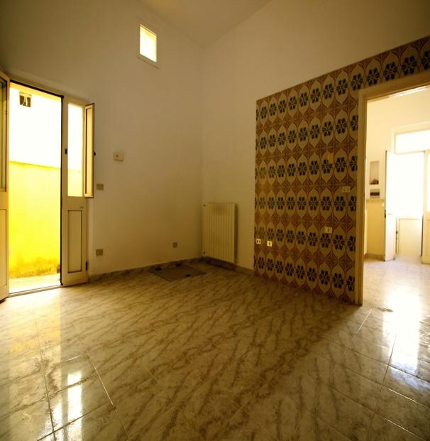 120 mq TALSANO BIVANI CON CORTILE In via Maglie, a Talsano, vendiamo un appartamento ubicato al piano terra e composto da: ingresso disimpegno, ampia cucina abitabile, bagno, 2 vani letto e un