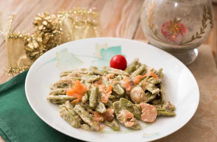 foglie verdi al salmone e funghi per 4 persone olio extravergine di oliva 100 g di salmone affumicato 100 g di funghi surgelati 250 ml di panna 100 ml di acqua sale 350 g di pasta tipo foglie di