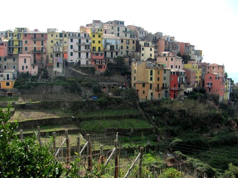 Ci vestiamo adeguatamente poi andiamo in stazione dove facciamo il biglietto per Corniglia.