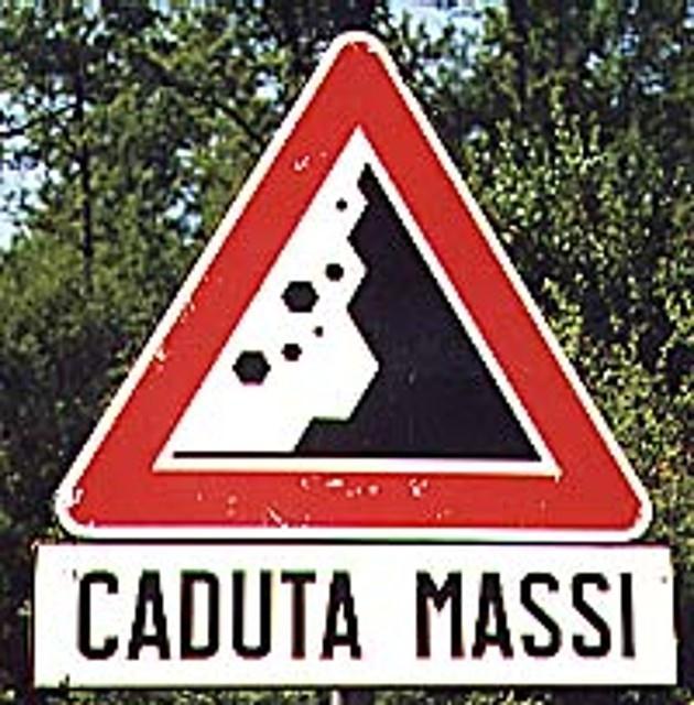 Obbiettivo dell elaborato di tesi Illustrare un metodo euristico per lo studio del fenomeno caduta massi su strade, noto come Rockfall Hazard Rating Siystem ; Spiegare le modifiche