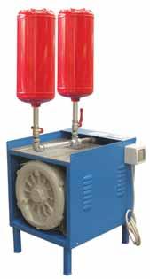 La pompa prova pressione è corredata di tutti gli accessori necessari per il collaudo idraulico dei serbatoi degli estintori con attacco standard diametro 30x1,5.