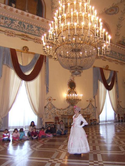 Ballo a corte al Palazzo Reale di Napoli Invitati a corte per partecipare al gran ballo, ci imbatteremo nel re Ferdinando intento a fuggire dal palazzo e dai doveri di corte e nella