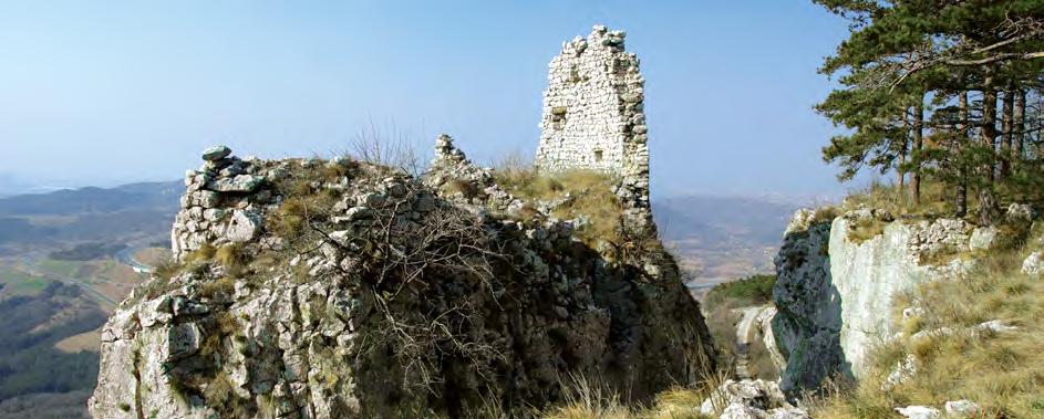 I resti del castello di San Sergio, denominati dagli abitanti del luogo Grad o Stari grad, si trovano su una roccia alta trenta metri, una volta accessibile soltanto tramite un ponte levatoio lungo