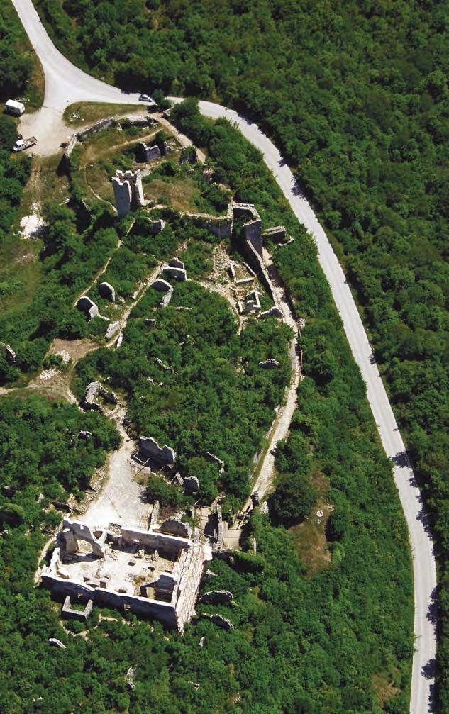 ime kaštela Naziv Dvigrad govori o dva grada, a zvala su se Castel Parentino i Moncastello. Ime se uvriježilo za mjesto na kojem se nalaze srednjovjekovni gradovi u Limskoj dragi.