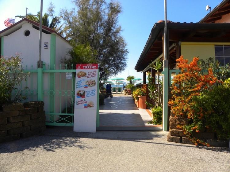 ARRIVO ALLA STRUTTURA Marina di Massa, è una moderna ed attrezzata località balneare situata nella provincia di Massa Carrara con una lunga spiaggia di sabbia fine.