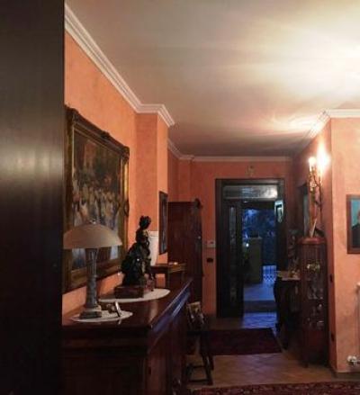 Villa a schiera in Vendita a Lecce In zona Rudiae, proponiamo elegante e rifinita villetta a schiera su tre livelli, con box auto.