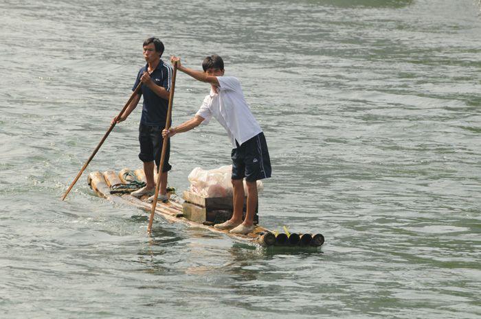 Il fiume forma una cintura di mussolina verde, le montagne sono come forcelle per capelli di giada blu ( Han Yu, IX Sec) Nel sud della Cina, nella regione dello Guangxi, percorrere in battello il