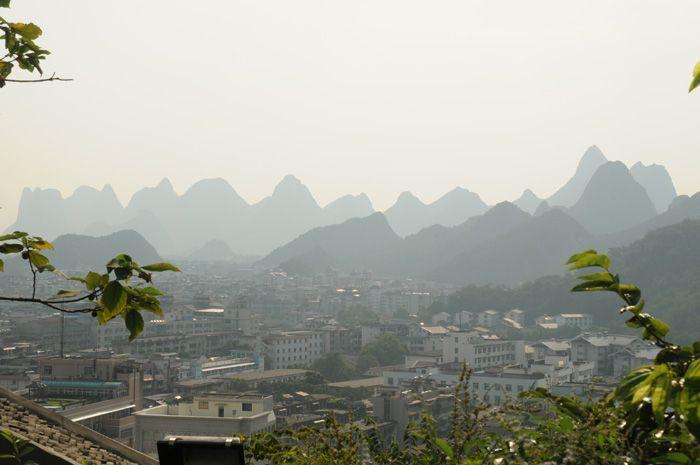 I picchi nella città di Guilin Ma basta allontanarsi dal centro per ritrovarsi presto in aperta campagna.