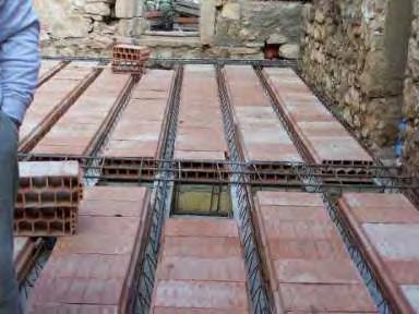 Per la presenza di umidità di risalita, in quasi tutti i fabbricati sono stati dismessi i vecchi pavimenti, eseguiti degli scavi a mano fino al rinvenimento della roccia (circa 50 cm) e