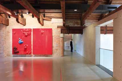 The work on the former storerooms at the Punta delle Dogana on the one hand represents the exposure of the