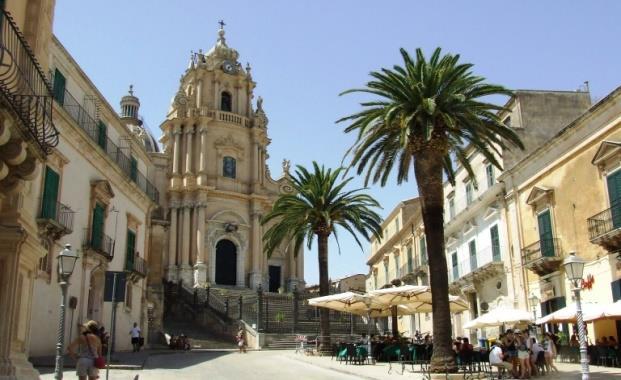 Le meraviglie della Sicilia barocca Dal 21 al 25 maggio Lunedì 21 maggio: Milano / Catania / Ragusa Ritrovo dei Signori Partecipanti in tempo utile per il volo diretto a Catania.