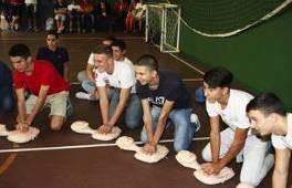 Doniamo agli istituti superiori defibrillatori semiautomatici (il DAE) e formiamo studenti, docenti e personale scolastico alla rianimazione cardiopolmonare ed all uso del DAE.