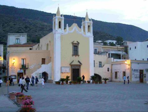 Mattina riservata alla visita al centro storico di Lipari ed al museo. Pranzo al sacco. Nel pomeriggio escursione al Monte S.