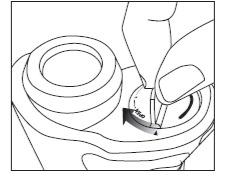 2. Una volta che il coperchio è rimosso, inserire una batteria Cr2 con il polo positivo (+) rivolto verso il basso. 3.