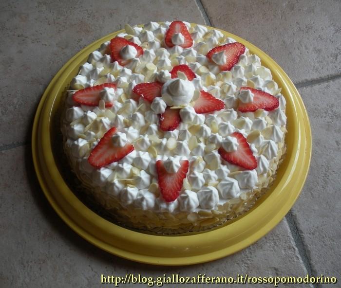 Torta di compleanno con crema, panna e fragole Link al sito web: http://blog.giallozafferano.