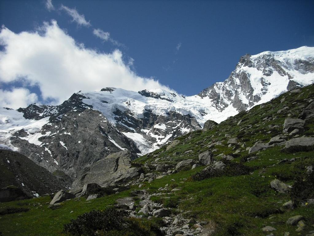 I rifugi Zamboni - Zappa Dal rifugio, sempre su sentiero ben segnalato, si può raggiungere in circa 40 minuti, il Lago delle Locce (2215 m) che permette un grandioso sguardo sul ghiacciaio