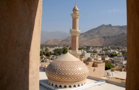 2 giorno / Muscat Nizwa (circa km 240 di cui km 40 di sterrato) Dopo la prima colazione in hotel partenza per la visita alla grande moschea regalata dal Sultano Qaboos al popolo dell Oman e terminata