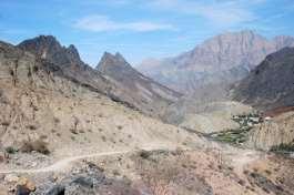 9 giorno / Rub Al Khali - Nizwa (km 350 di asfalto) Si lascia il deserto e con un percorso su strada si raggiunge la cittadina di Nizwa alla base delle montagne. Cena e pernottamento in hotel.