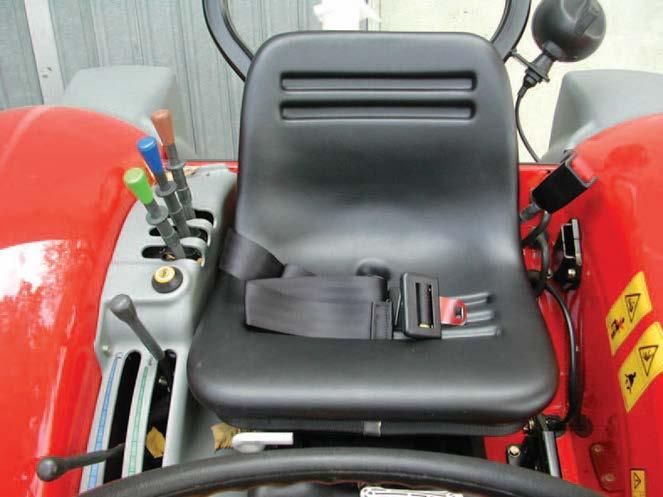 Cintura di sicurezza Il sedile deve garantire al conducente una comoda posizione di guida e di manovra della