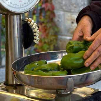 idea di economia, di consumo, di alimentazione, di agricoltura e di solidarietà. Il Mercatale di Sovicille è una piazza dove ci si incontra, si parla, ci si conosce e ci si accorda fiducia.