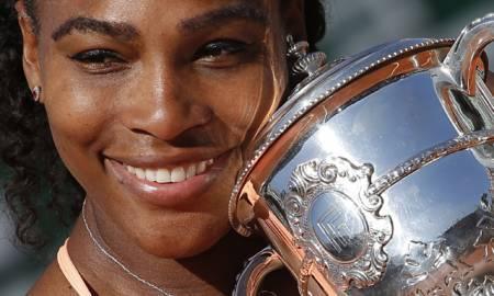 Serena sorridente con la coppa del Roland Garros Con la recente vittoria ai Championships di Wimbledon, Serena Williams ha raggiunto Steffi Graf a quota 22 (ventidue!) titoli del grande slam.