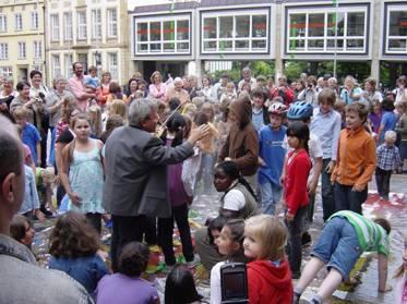 Il Futurismo visto con gli occhi dei ragazzi Anche nella Johannisschule di Osnabrück A cura di Giuseppe Scigliano Nell autunno del 2008, l artista di Genzano Antoine Cesaroni, contatta Giuseppe