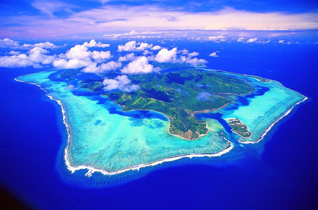 L'isola è interamente circondata da una barriera corallina, che racchiude una splendida laguna, da cui emergono numerosi motu dalle spiagge bianchissime.