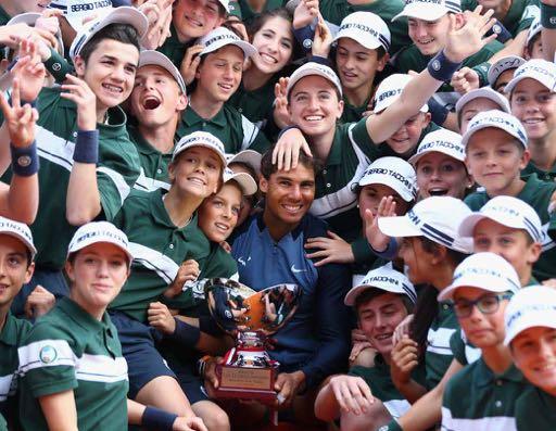 prima pagina Tornare bambini DI ENZO ANDERLONI Difficile immaginare una sensazione più bella di quella che ha provato Rafa Nadal sulla terra natia di Monte-Carlo.