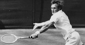 Tony Roche, maestro di volée anche sul rosso Mancino, formidabile esecutore del serve&volley, l australiano ha vinto solo uno Slam (Roland Garros 66). Nello stesso anno ha trionfato a Roma.