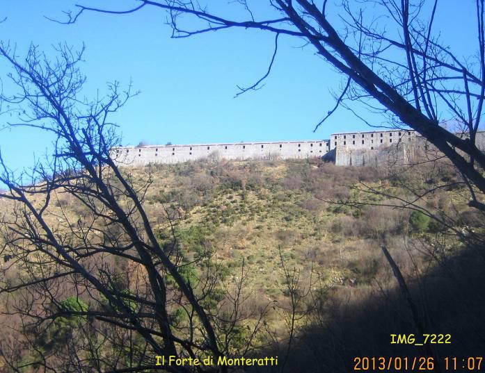 L ambiente circostante è arido e aspro, popolato soprattutto di ginestre, rovi e rari alberi di leccio.