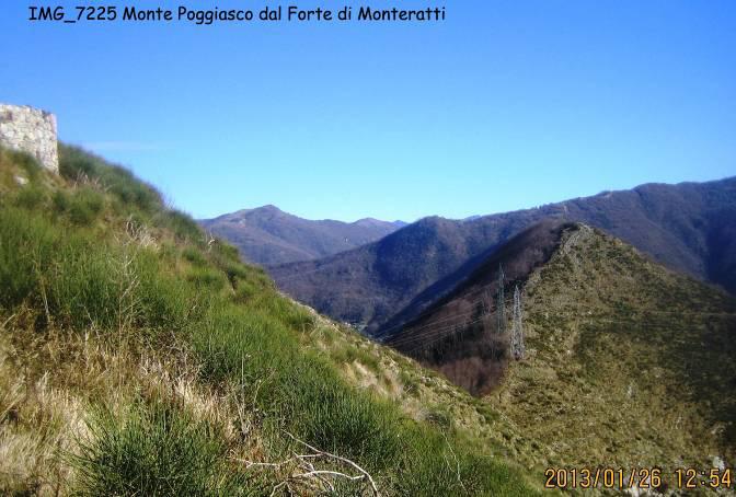 Alla fine di un tratto rettilineo, il percorso si porta nuovamente sul crinale aperto e panoramico, a pochi metri dal dirupo che precipita sulla cava.