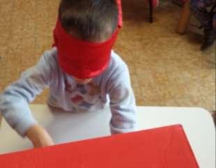 SCATOLA SENSORIALE: I bambini hanno dipinto la