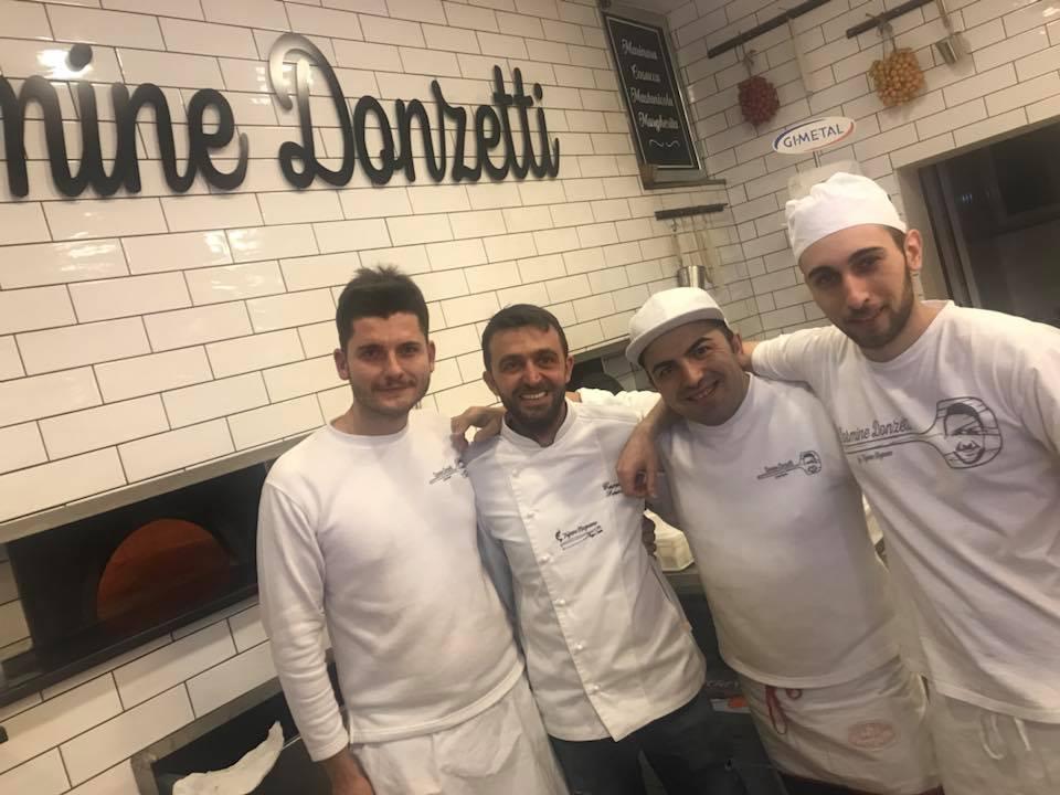 Carmine Donzetti, la nuova pizzeria a Casandrino punta sulla tradizione Carmine Donzetti, la squadra Carmine Donzetti a Casandrino Via Monsignor Pasquale De Pasquale Tel.