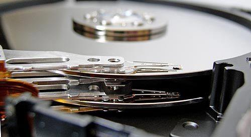 Hard Disk I dati vengono memorizzati sul disco dalle testine che magnetizzano (bit 1) o meno (bit 0) parti specifiche del disco stesso Le testine non hanno nessun