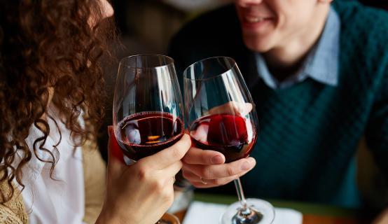 Se pensate infatti di passare una serata perfetta senza scegliere il vino giusto, state sbagliando di grosso. Ecco alcuni consigli per rendere perfetta la vostra serata romantica!