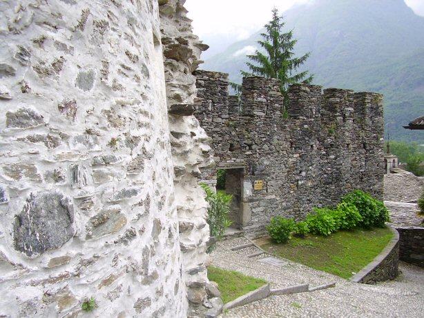 Ingresso al castello Il castello era protetto a sua volta dalla Rocca che lo sovrastava cui era un tempo collegato da una doppia fila di mura.