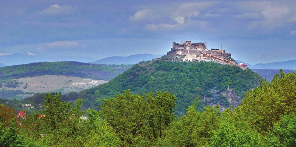 Orasele Romaniei in afara tarii Scurt istoric Cetatea Devei poarta de apărare a Transilvaniei Zonă cu patrimoniu arheologic cunoscut, inclusă pe lista monumentelor istorice, cetatea a fost construită