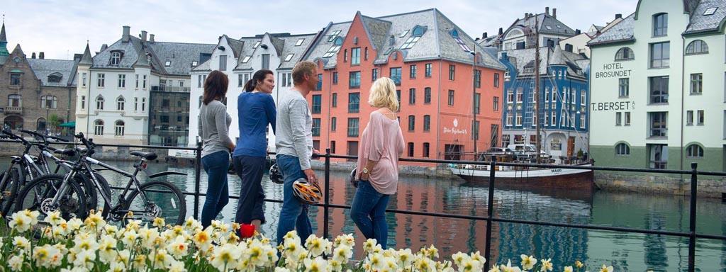 Rotta verso nord lungo il lago Mjøsa, che è il più grande della Norvegia, fino a Lillehammer.