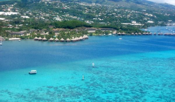 Manava Suite Resort - naugurato nel 2009, sorge sulla costa ovest di Tahiti, a 5 minuti dall aeroporto e 10 minuti dal centro di Papeete, di fronte all isola di Moorea.