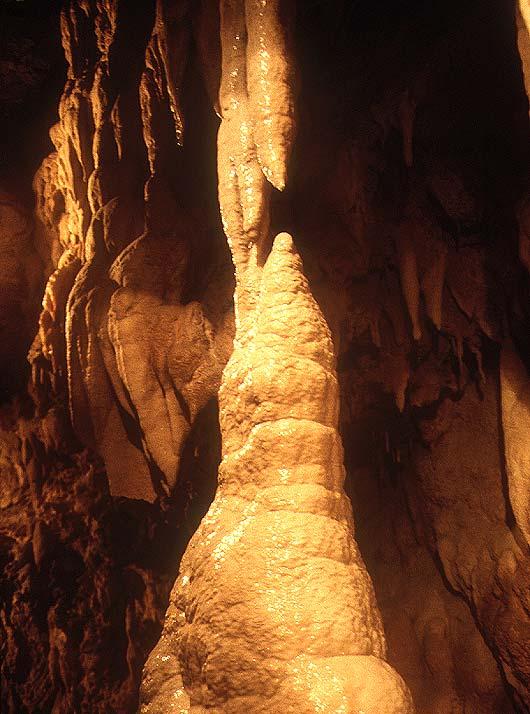Buca di Equi La Buca di Equi Terme, in Lunigiana, presso l omonima località, è la prima grotta turistica delle Alpi Apuane per inizio attività e frequentazione e documentazione storica.