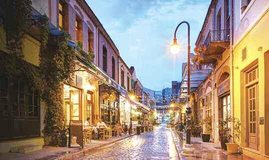 La sera potrete fare una tranquilla passeggiata alla Plaka, a Piazza Syntagma, in via Pandrossou, a Monastiraki etc.
