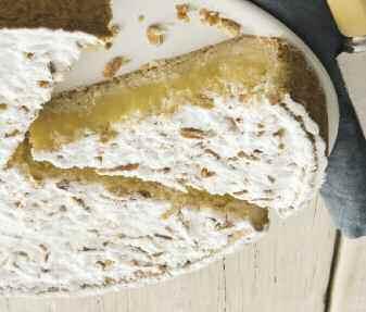 TORTA DELLA NONNA Pasta frolla con crema pasticcera al profumo di limone, ricoperta con pinoli e