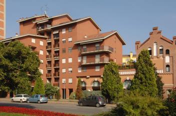 E 227,39 KWH/M2 In contesto residenziale prestigioso, zona stazione, affittasi alloggio 1 piano c.a., composto da: cucina ab.