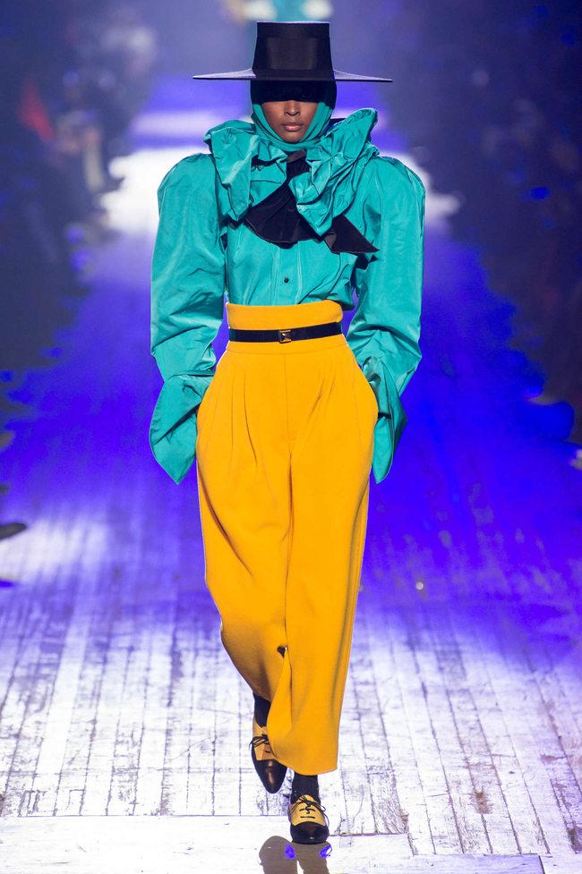 Marc Jacobs - Autunno-Inverno 2018 - Prêt-à-porter donna - New York - PixelFormula Questo modo di essere sofisticato, adatto a una signora del gran mondo, si è esteso a Brooklyn, dove Adam Lippes ha