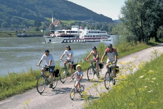 BICI E BARCA LUNGO IL DANUBIO PASSAU BRATISLAVA - VIENNA PASSAU CON LA MS THEODOR KÖRNER Impressioni Danubio - Un avventura in bici e barca seguendo la pista ciclabile più famosa d Europa (Viaggio in