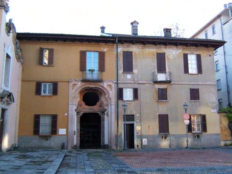 SCHEDA N 42 Palazzo urbano Casa Lazzaroni, già convento francescano, composto da quattro corpi di fabbrica a articolati attorno ad un chiostro. Il corpo di fabbrica su piazza S.