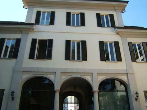 alle aperture, presenta al piano terra tre archi a tutto sesto su colonne in granito bianco e rosa Baveno di ordine tuscanico.